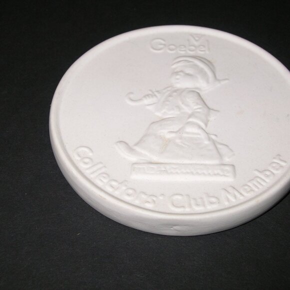 Goebel Collectors' Club Member Plate Plaque White "Merry Wanderer" 1980 - 4" - Picture 3 of 6